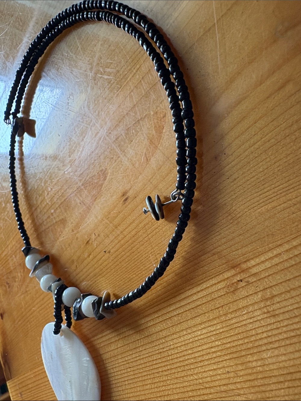 Seashells Necklace Black Bead Necklace White Mother-of-Pearl Seashell Circle - Picture 4 of 5